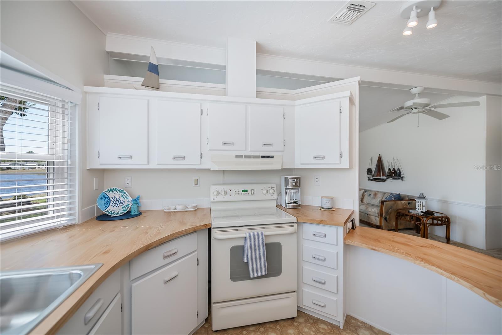 Image 25 of 69 For 749 Watersedge Street