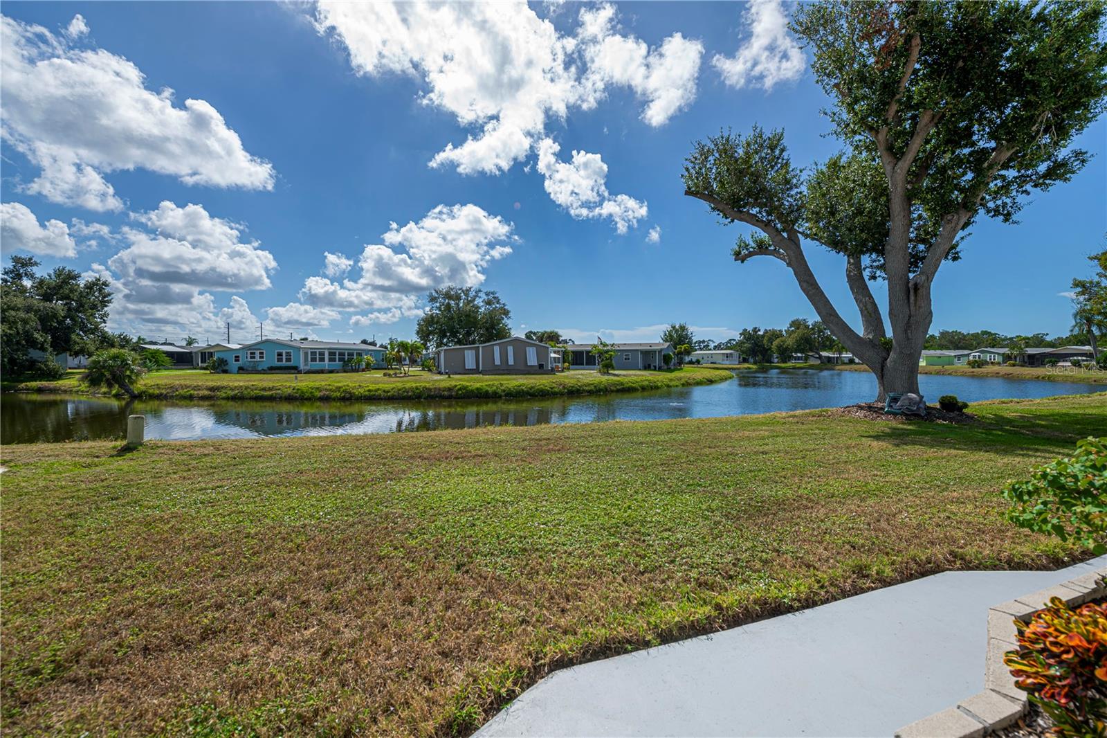 Image 4 of 69 For 749 Watersedge Street