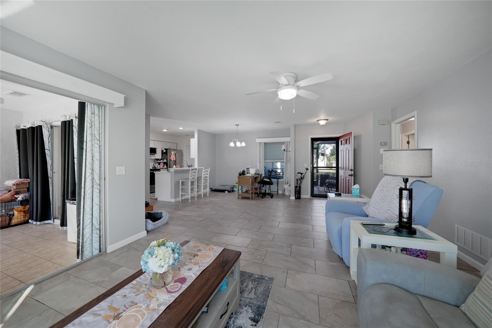 Image 13 of 35 For 215 Persimmon Street 52