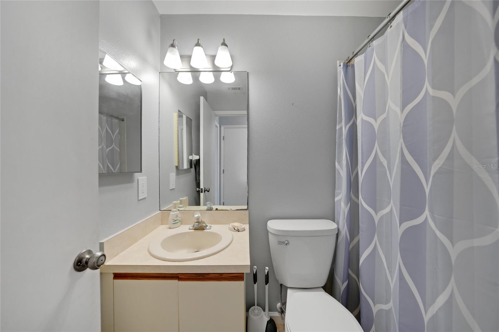 Image 25 of 35 For 215 Persimmon Street 52