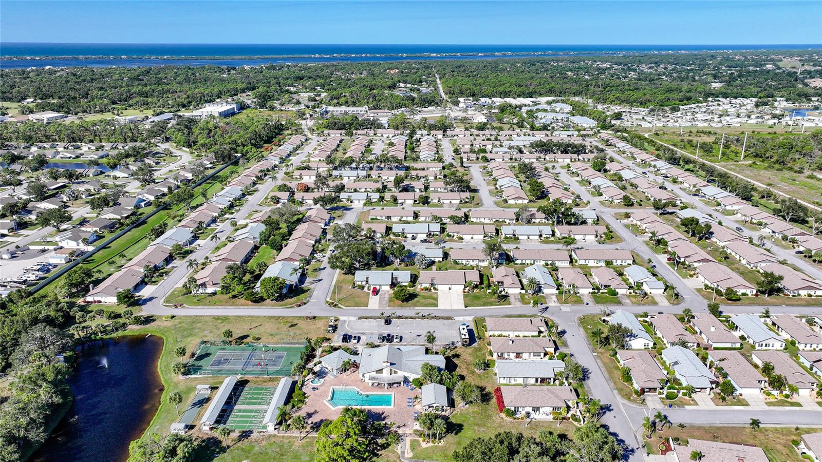 Image 30 of 35 For 215 Persimmon Street 52