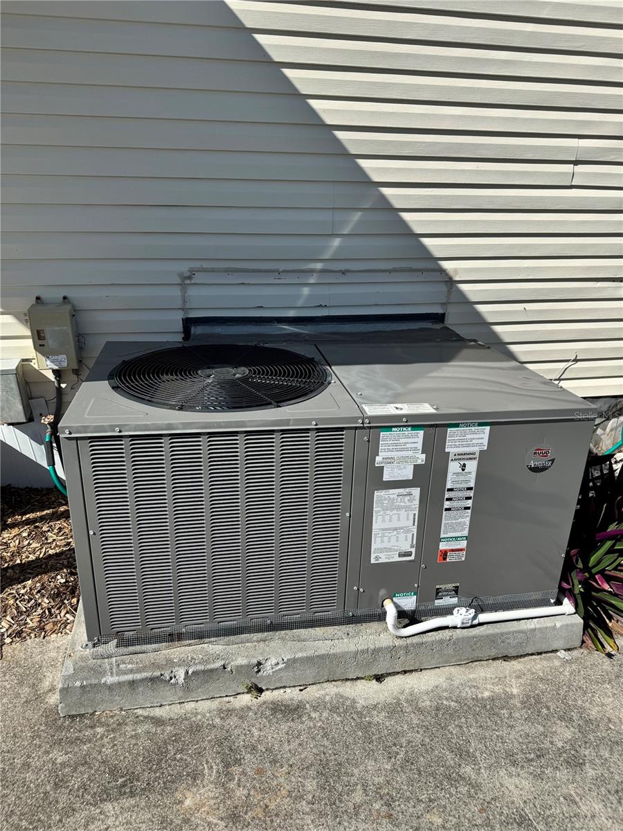 Image 27 of 46 For 1891 Englewood Road 45