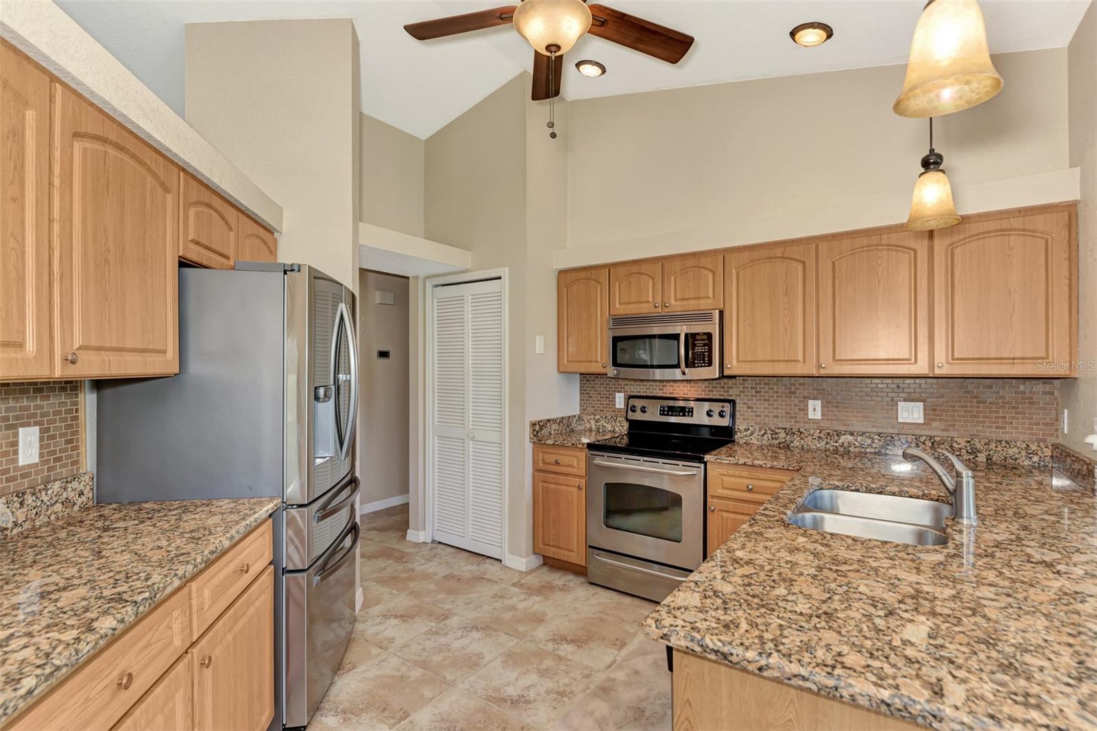 Image 15 of 53 For 23255 Burlingame Avenue