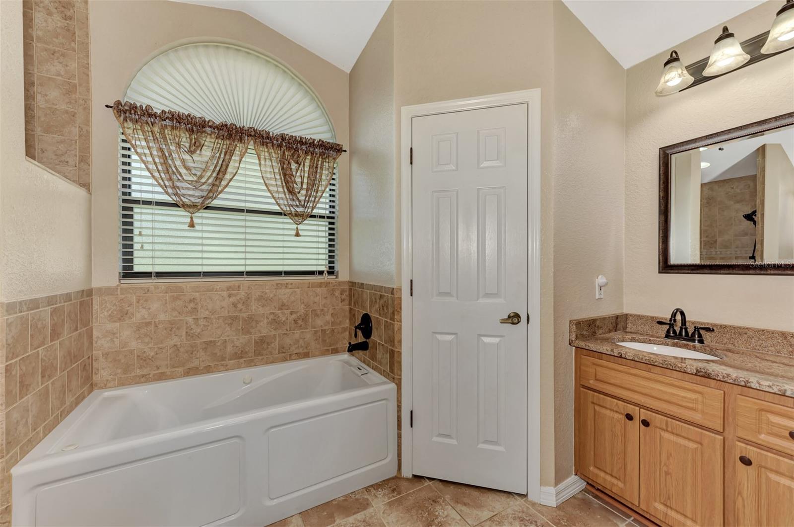 Image 26 of 53 For 23255 Burlingame Avenue