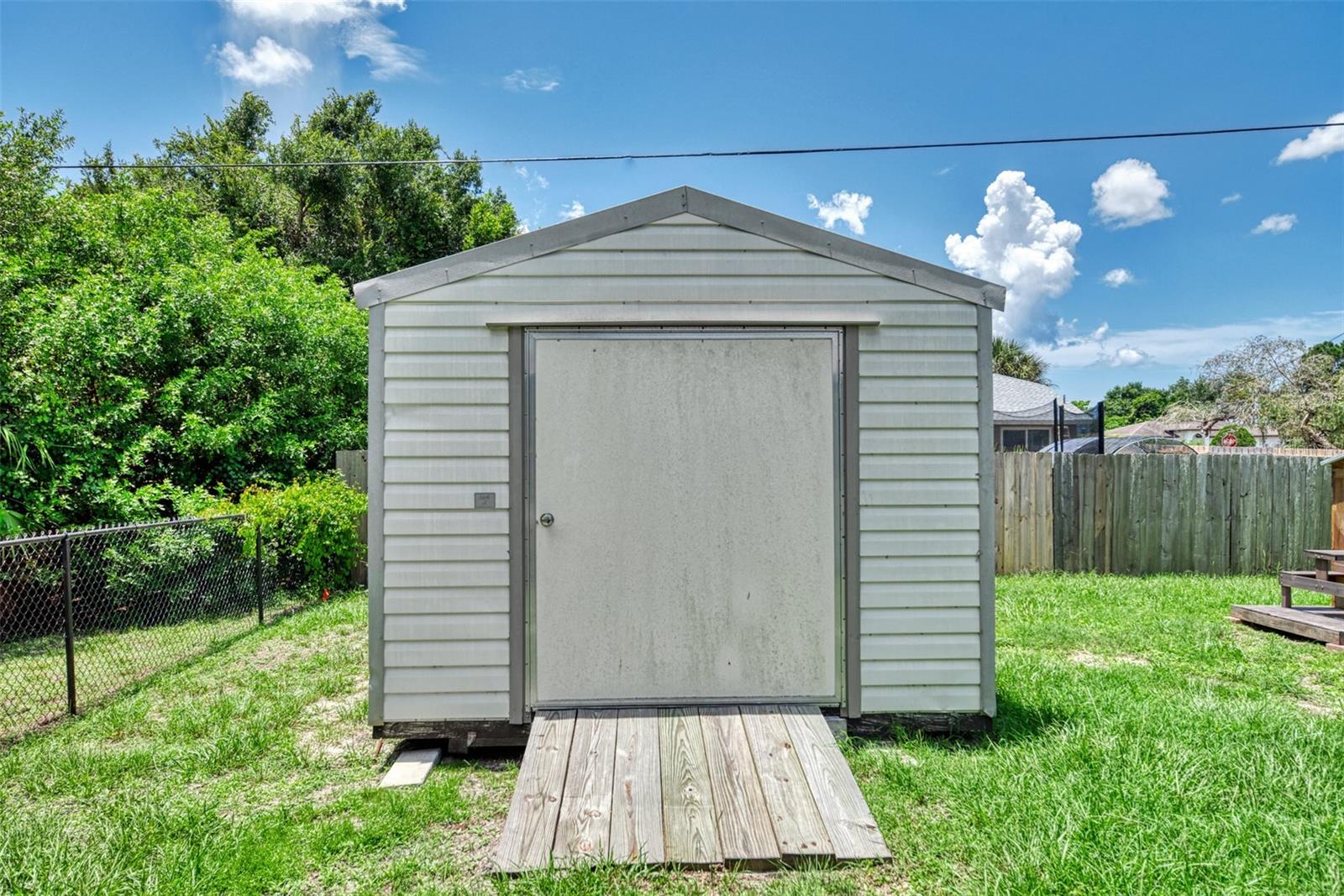 Image 39 of 53 For 23255 Burlingame Avenue