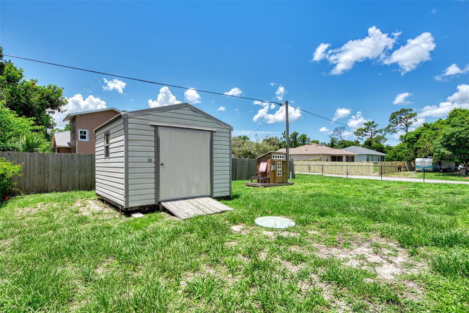 Image 41 of 53 For 23255 Burlingame Avenue