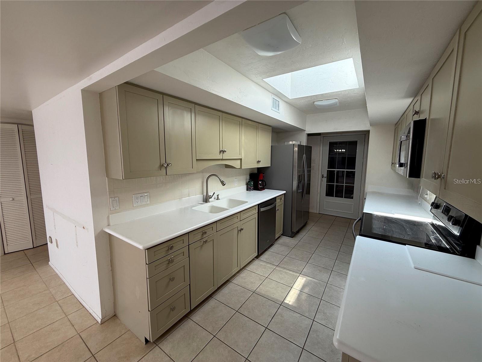 Image 18 of 45 For 25188 Marion Avenue 1