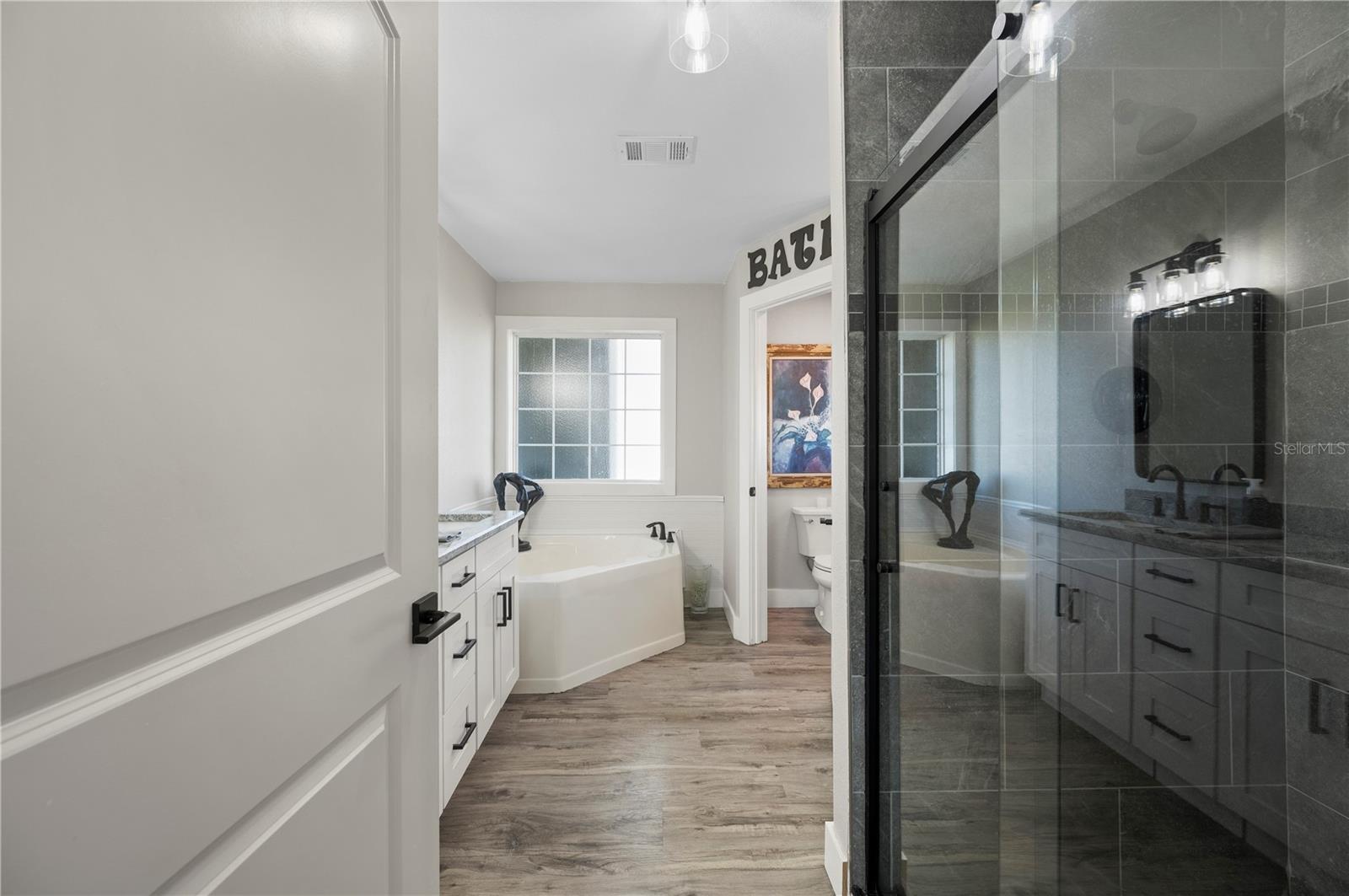 Image 22 of 66 For 1000 Kings Highway 309