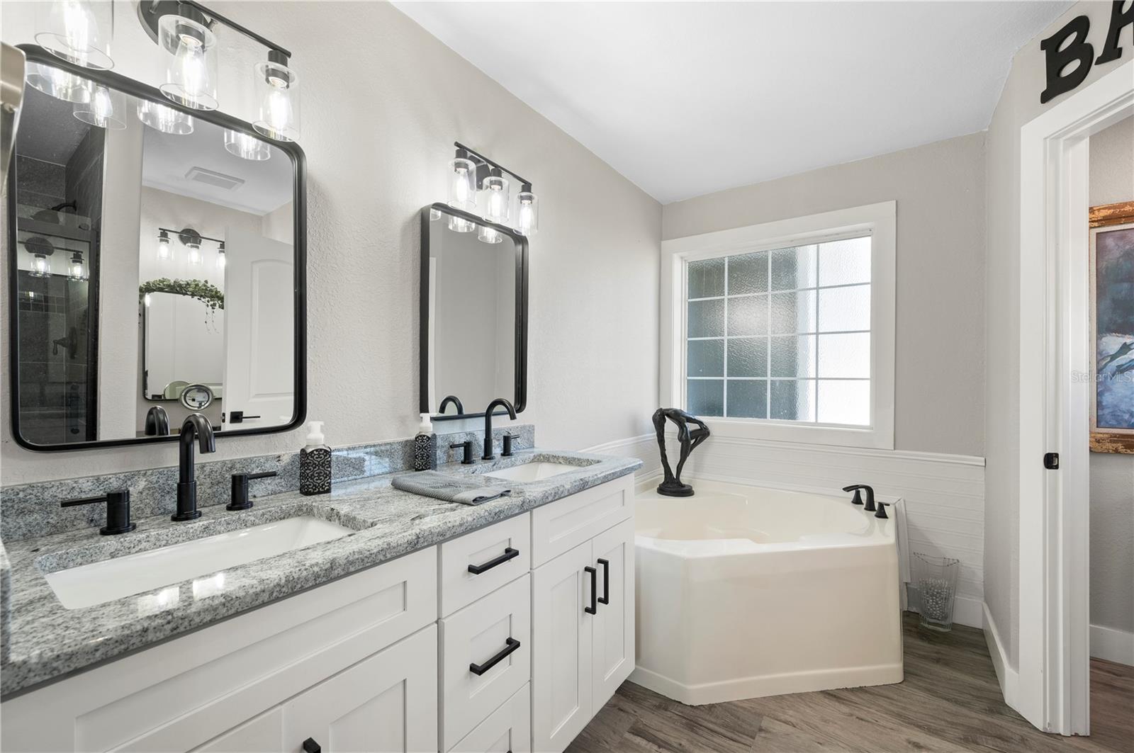 Image 23 of 66 For 1000 Kings Highway 309