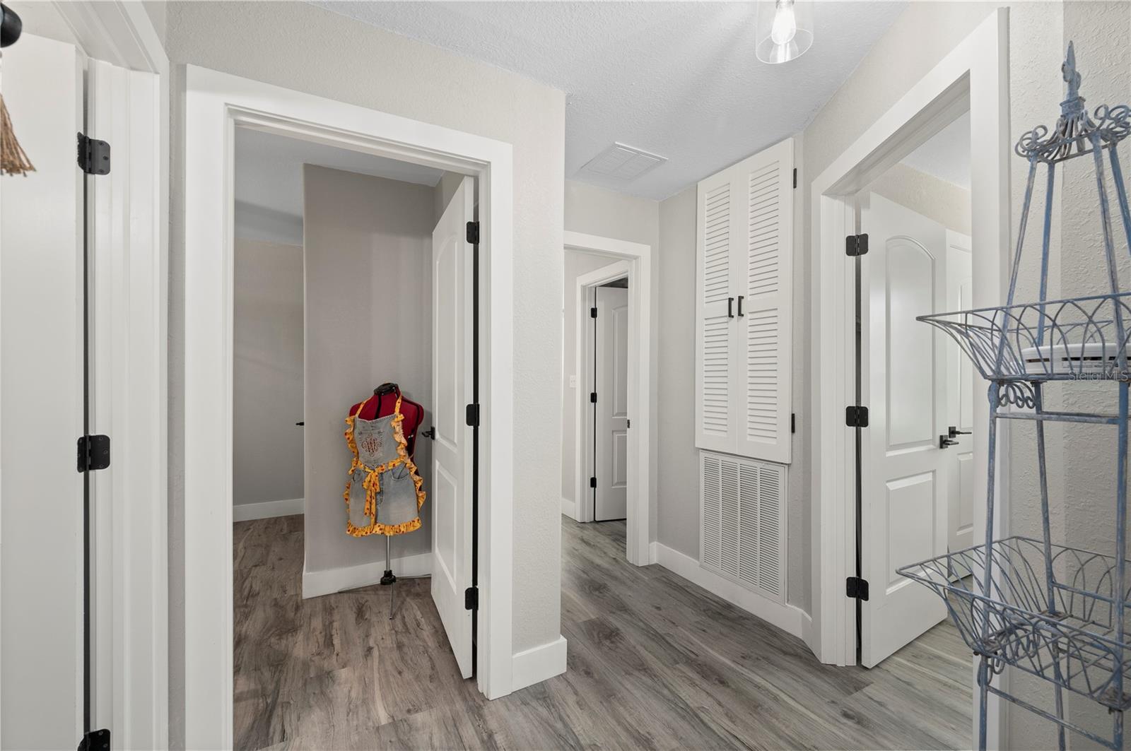 Image 26 of 66 For 1000 Kings Highway 309