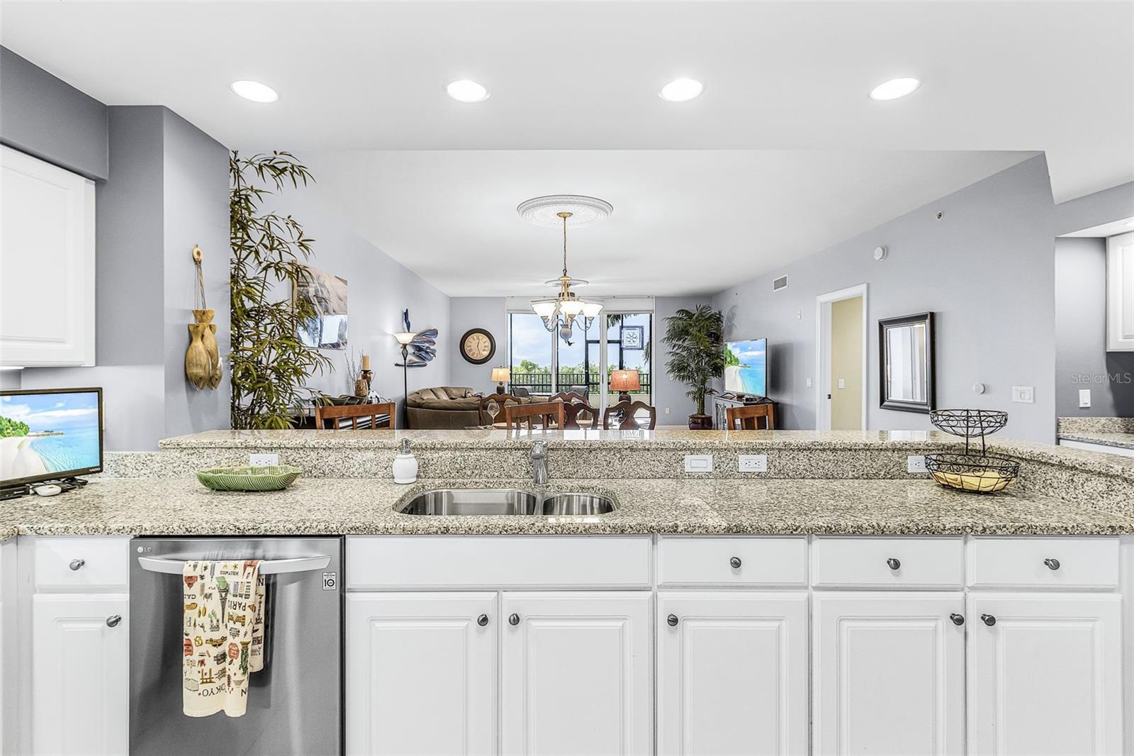 Image 21 of 58 For 3333 Sunset Key Circle 103