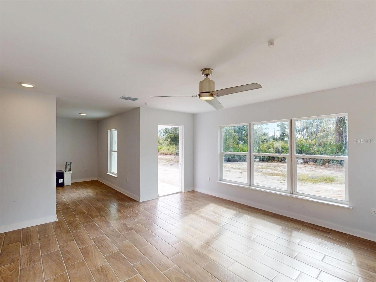 Image 12 of 50 For 1215 Capricorn Boulevard 8