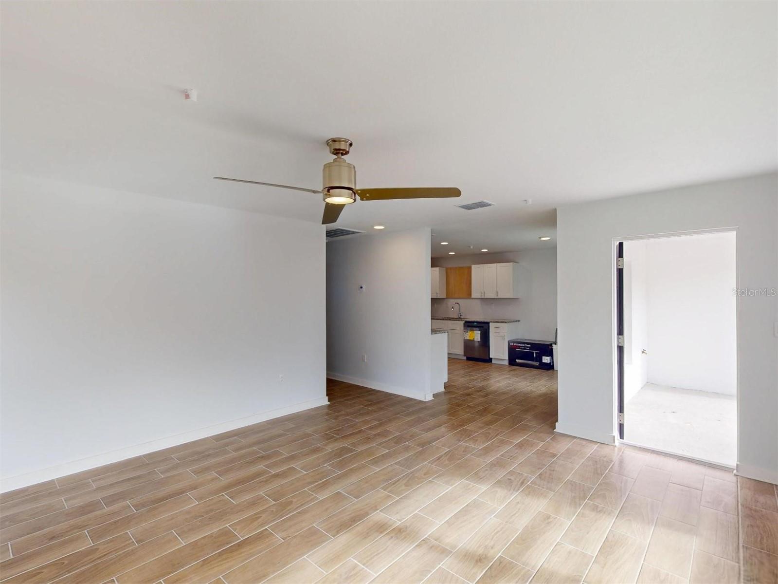 Image 16 of 50 For 1215 Capricorn Boulevard 8