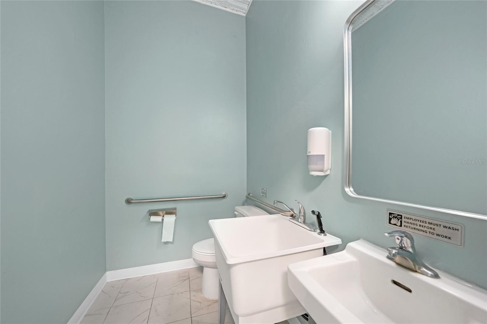 Image 21 of 26 For 203 Oak Street