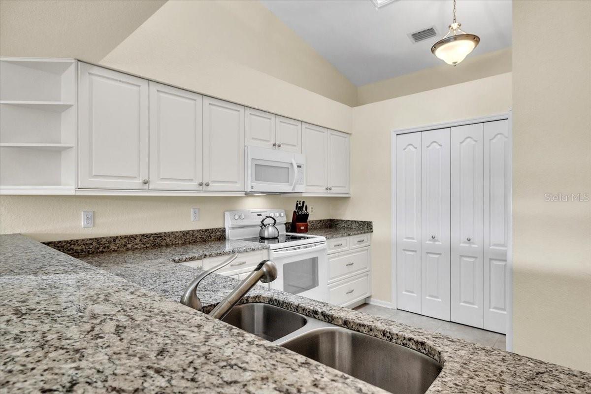 Image 16 of 70 For 12221 Kingsway Circle B2