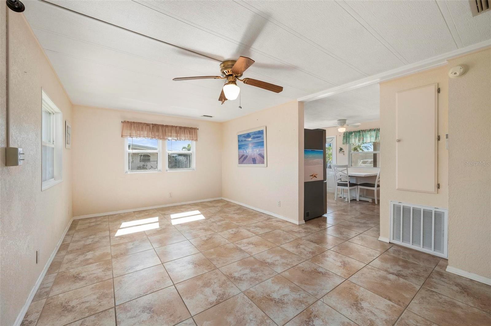 Image 10 of 59 For 1000 Kings Highway 328