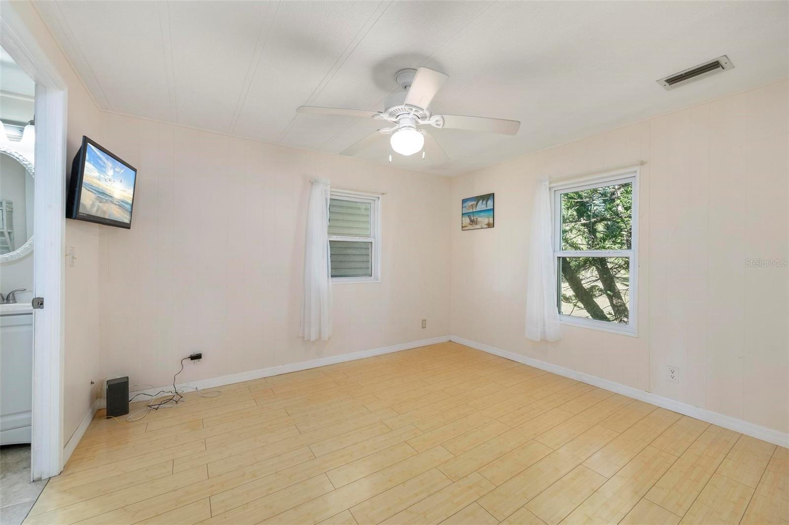 Image 14 of 59 For 1000 Kings Highway 328