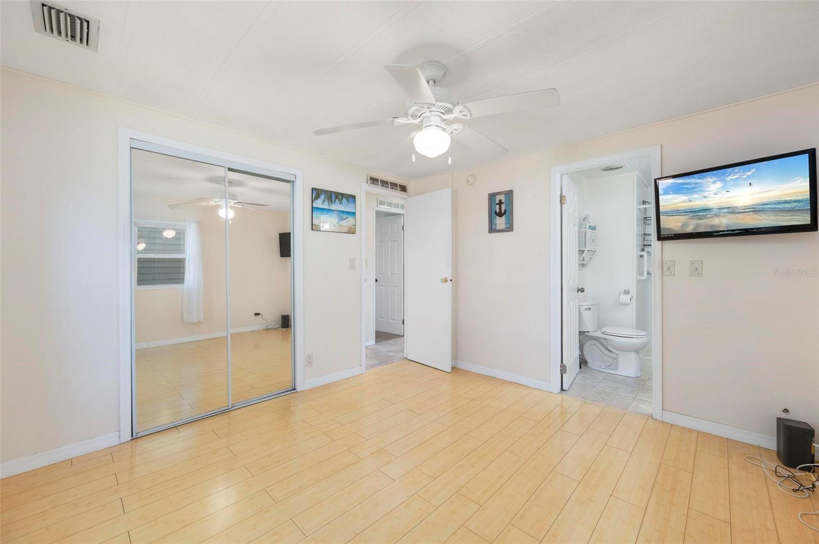 Image 15 of 59 For 1000 Kings Highway 328