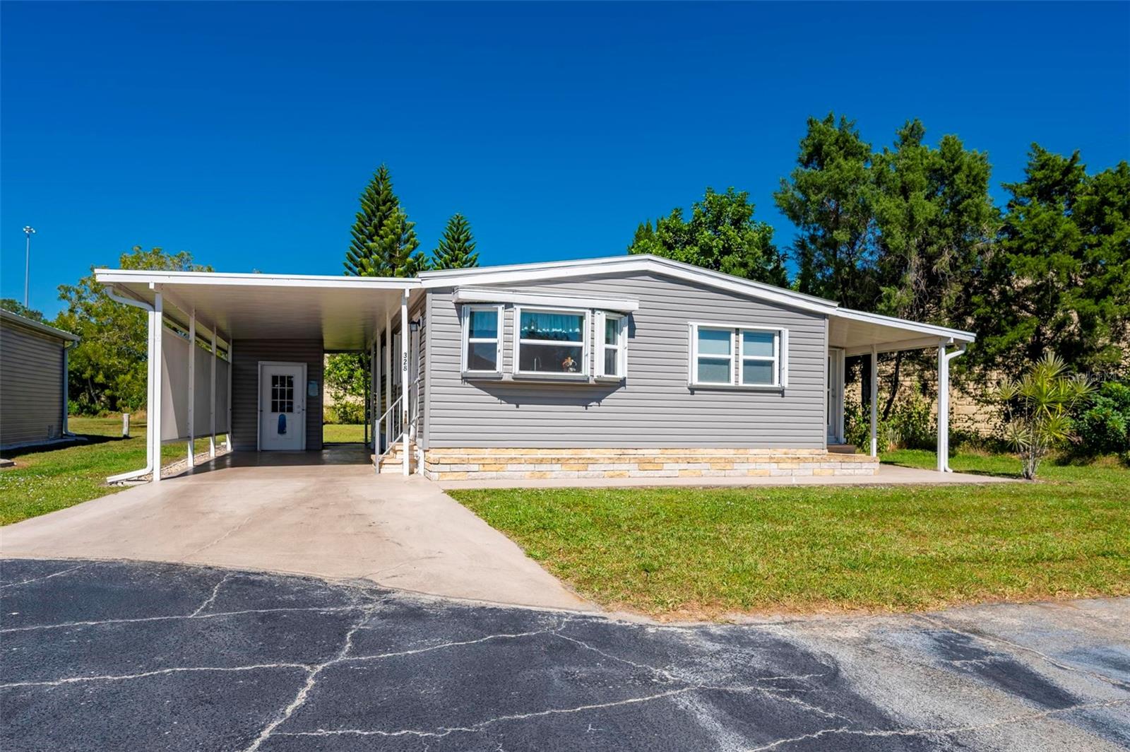 Image 28 of 59 For 1000 Kings Highway 328