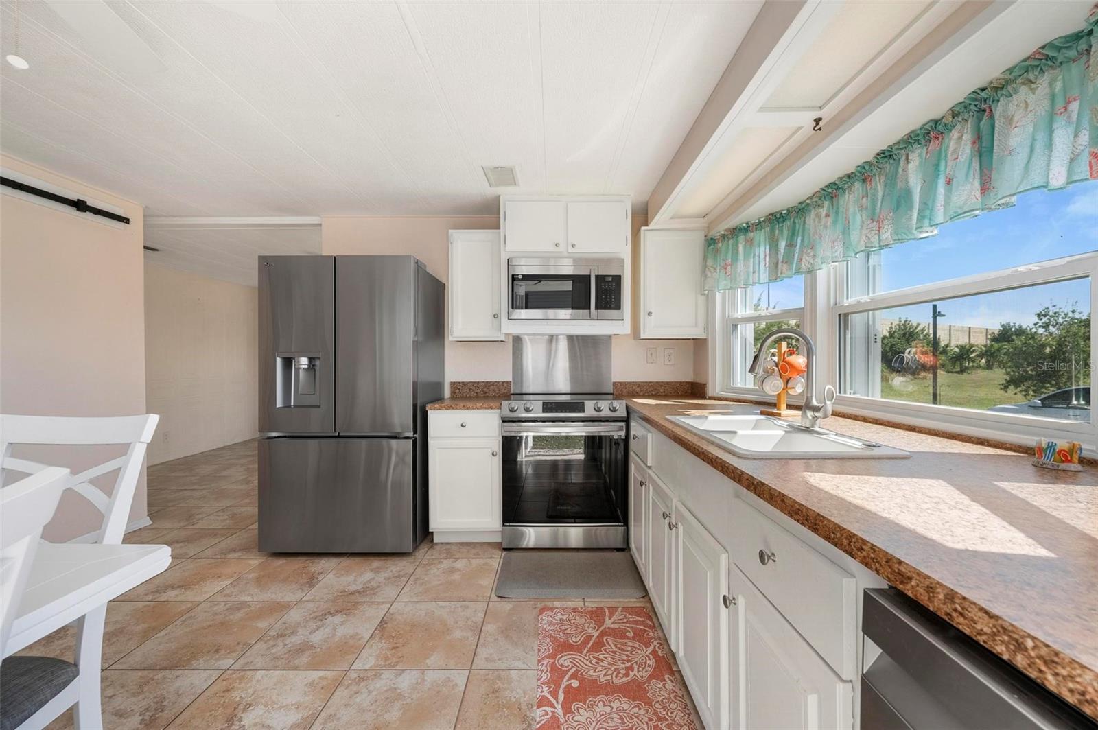 Image 5 of 59 For 1000 Kings Highway 328