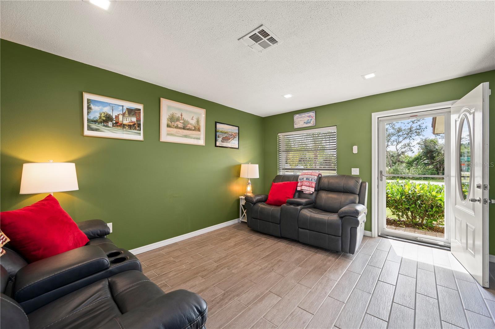 Image 9 of 43 For 1419 Amelia Avenue