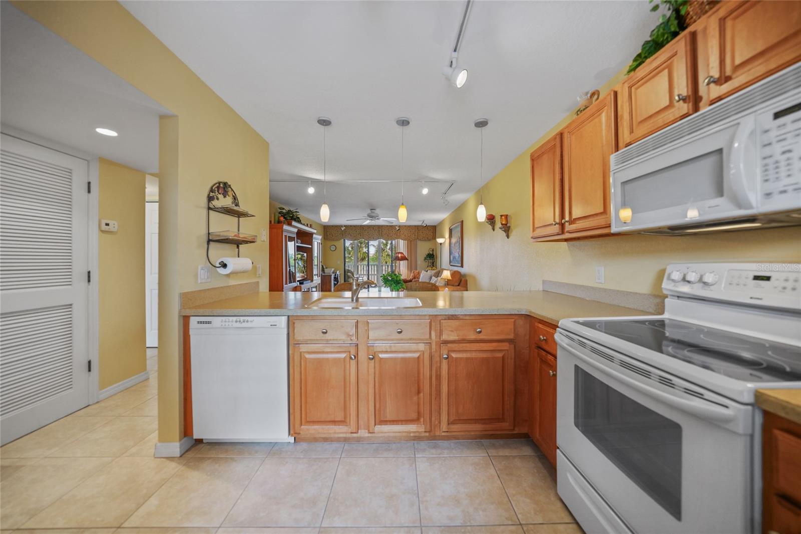 Image 11 of 41 For 175 Kings Highway 226