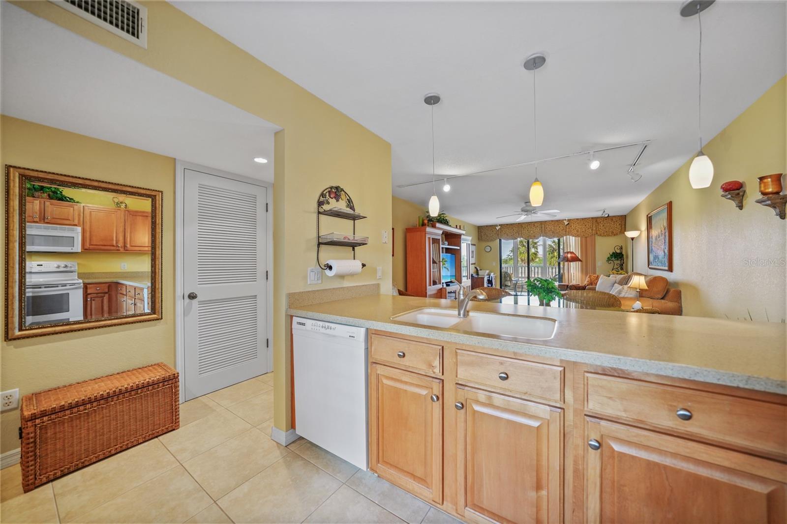 Image 12 of 41 For 175 Kings Highway 226