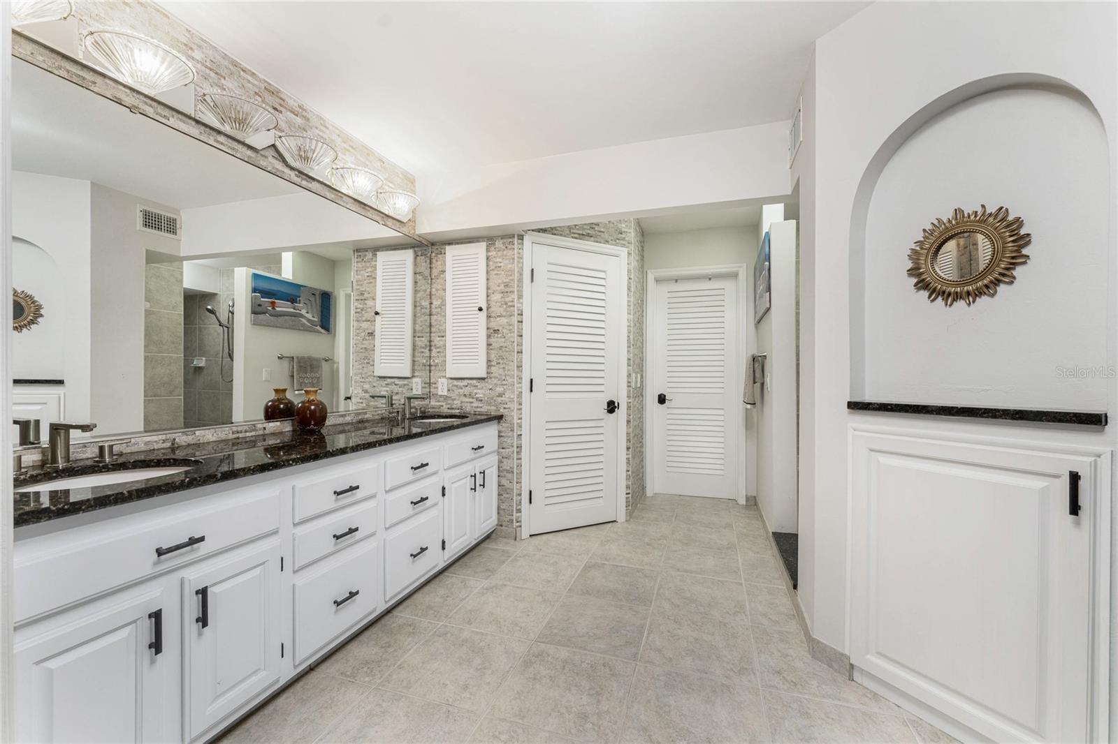 Image 40 of 77 For 25188 Marion Ave  11