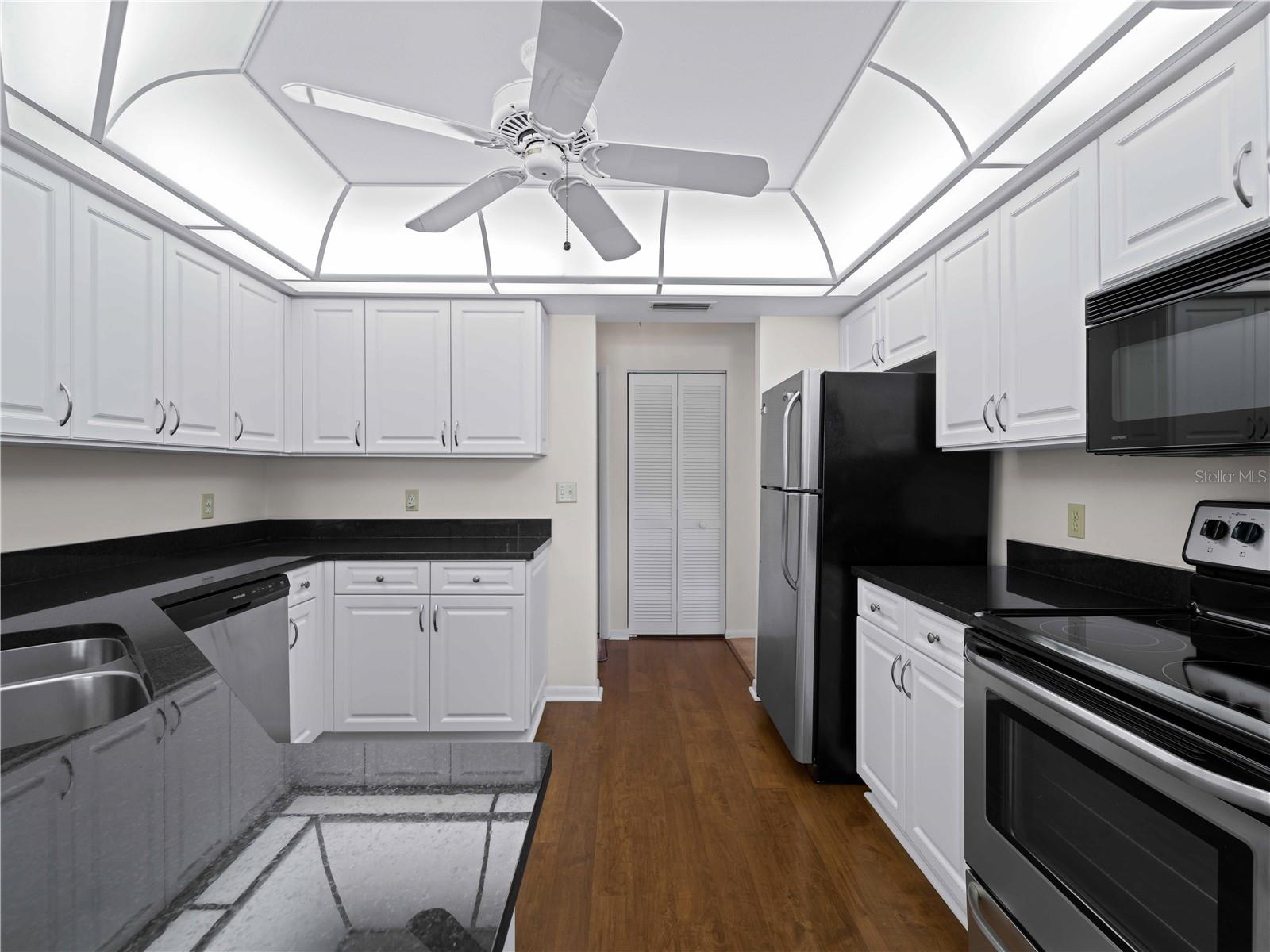 Image 9 of 59 For 1946 Cove Pointe Drive