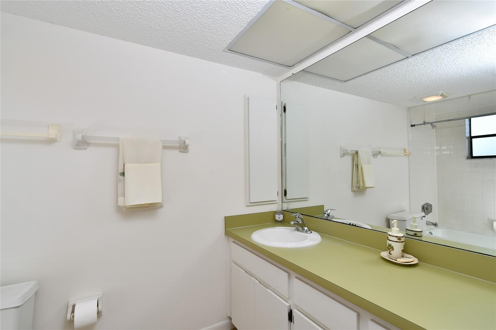 Image 21 of 45 For 2001 Little Pine Circle 11b