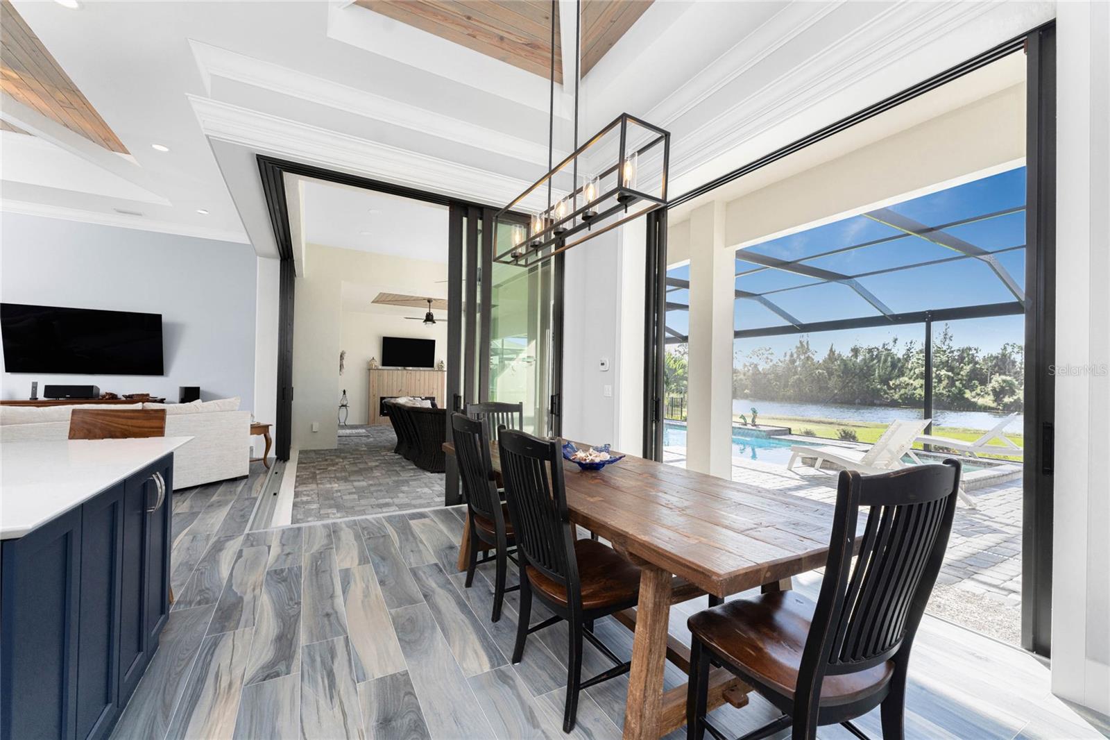 Listing photo id 15 for 16668 Liggett Circle