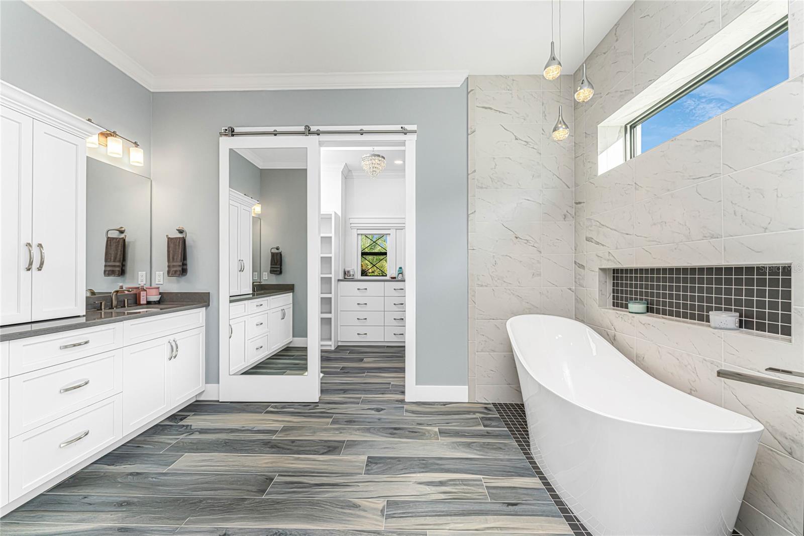 Listing photo id 23 for 16668 Liggett Circle