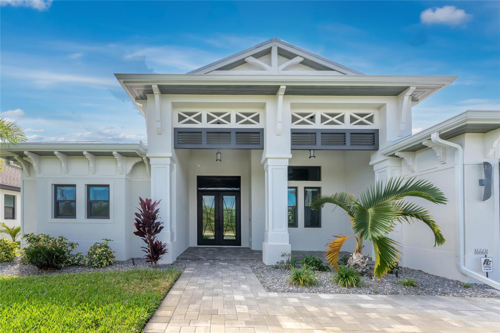 Listing photo id 3 for 16668 Liggett Circle