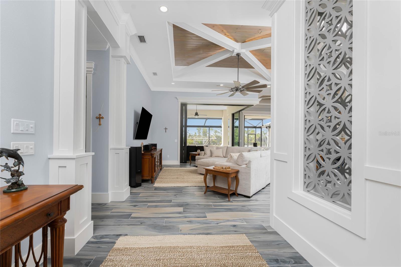 Listing photo id 5 for 16668 Liggett Circle