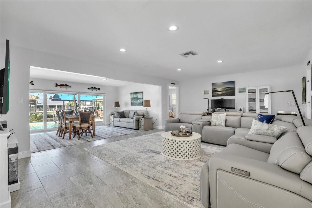 Listing photo id 3 for 24260 Henry Morgan Boulevard