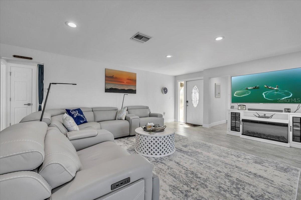 Listing photo id 5 for 24260 Henry Morgan Boulevard