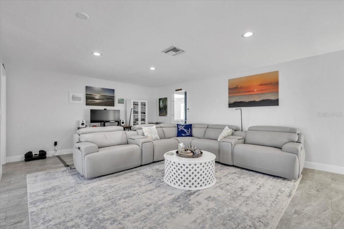 Listing photo id 6 for 24260 Henry Morgan Boulevard