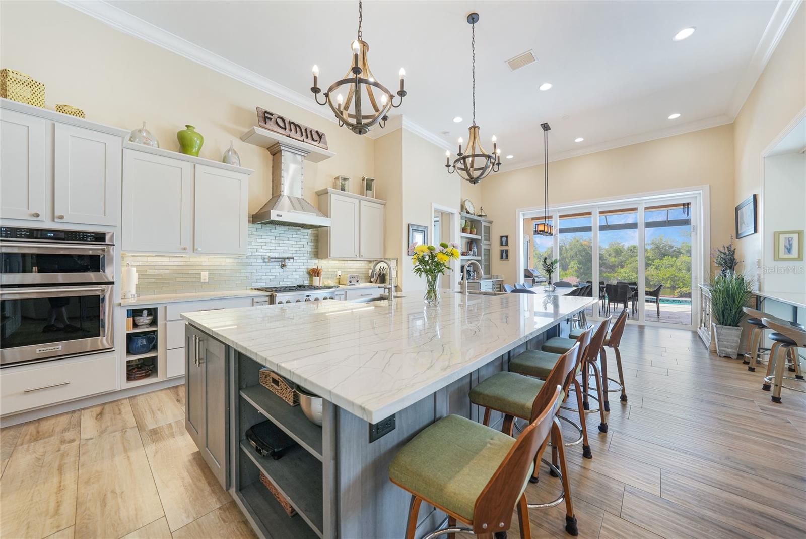 Image 12 of 47 For 3690 Como Street