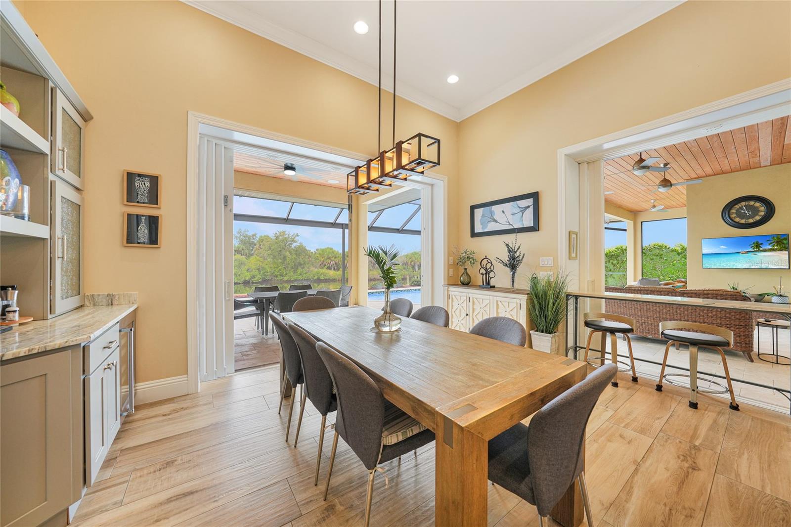 Image 14 of 47 For 3690 Como Street