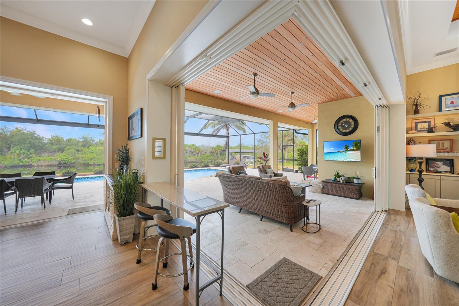 Image 15 of 47 For 3690 Como Street