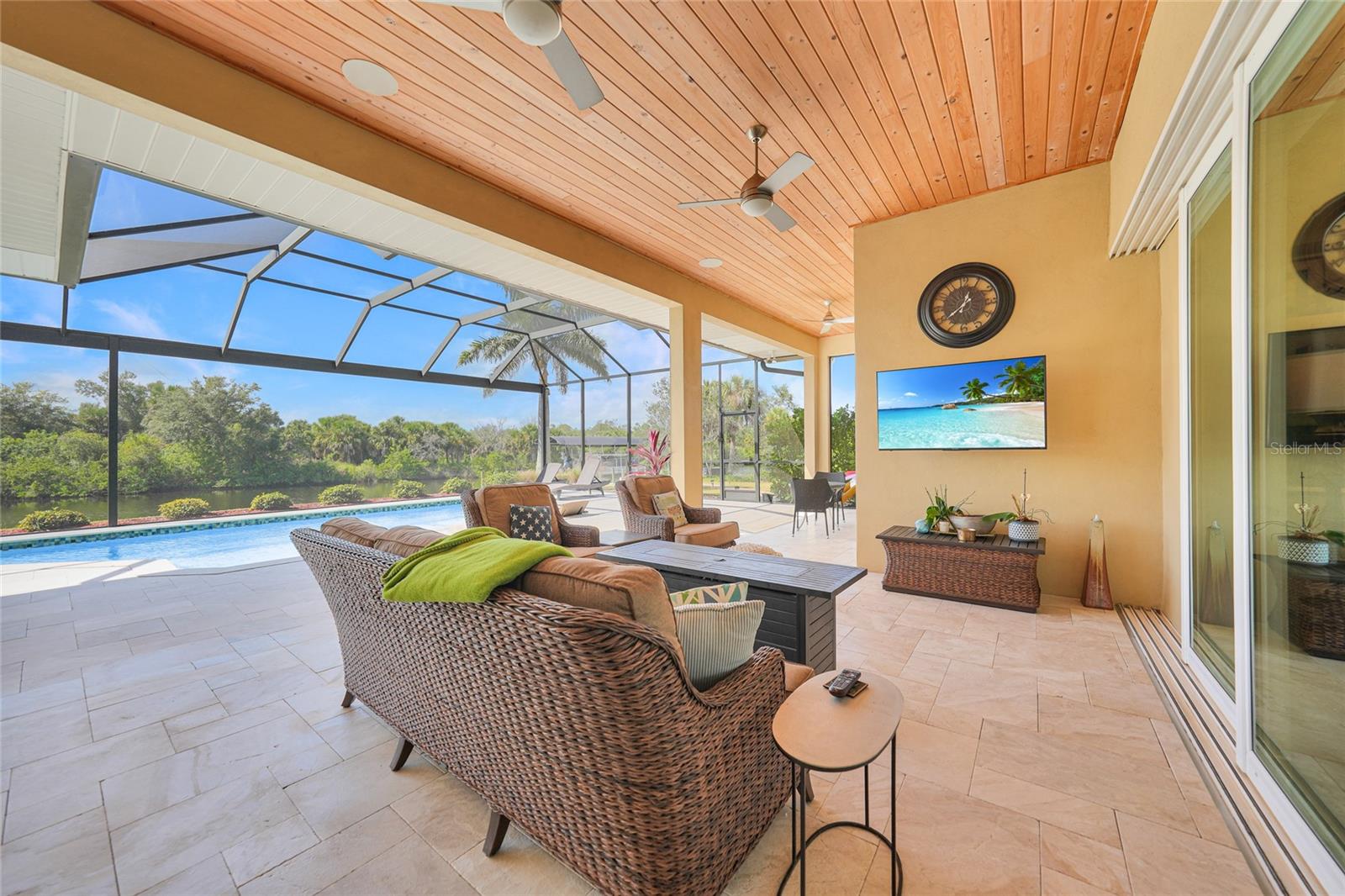 Image 16 of 47 For 3690 Como Street