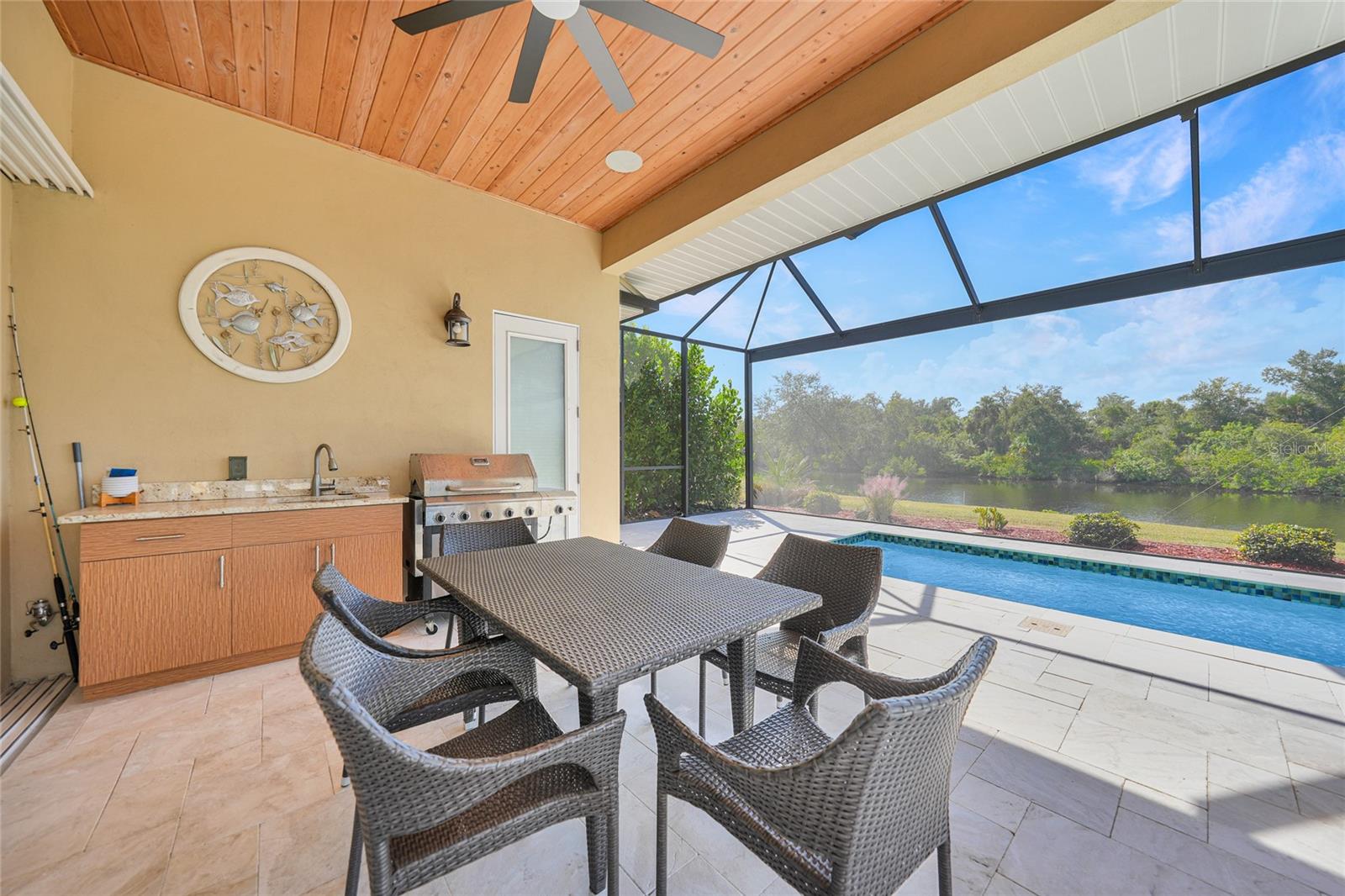 Image 18 of 47 For 3690 Como Street