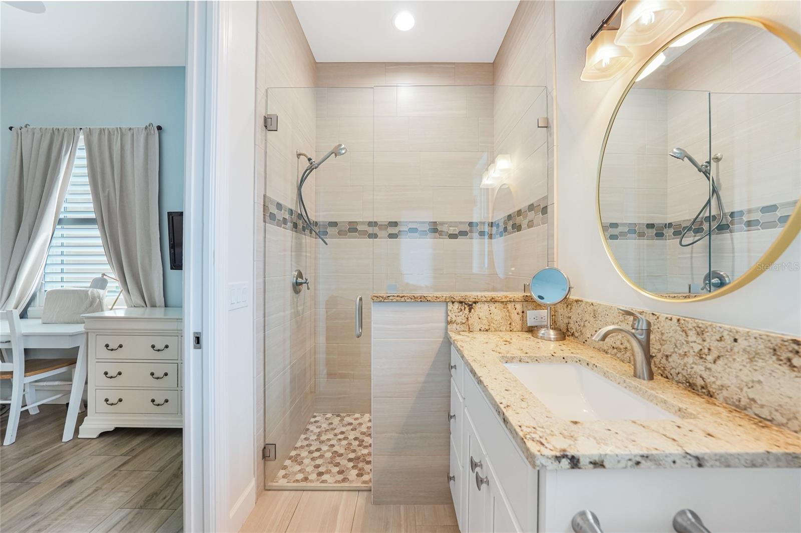 Image 33 of 47 For 3690 Como Street