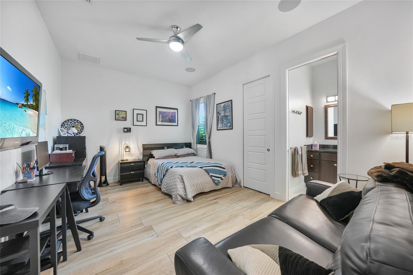 Image 35 of 47 For 3690 Como Street