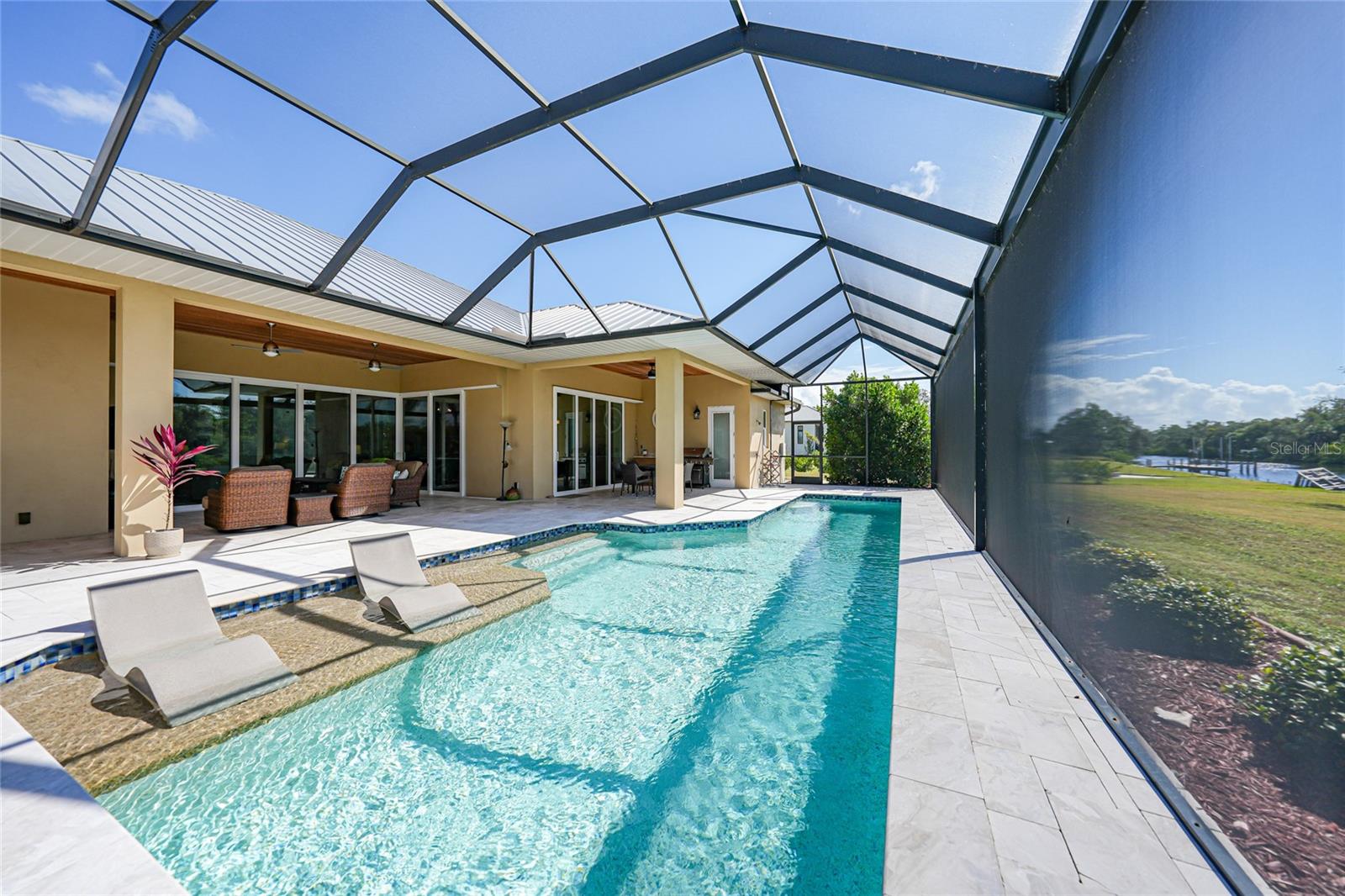 Image 4 of 47 For 3690 Como Street