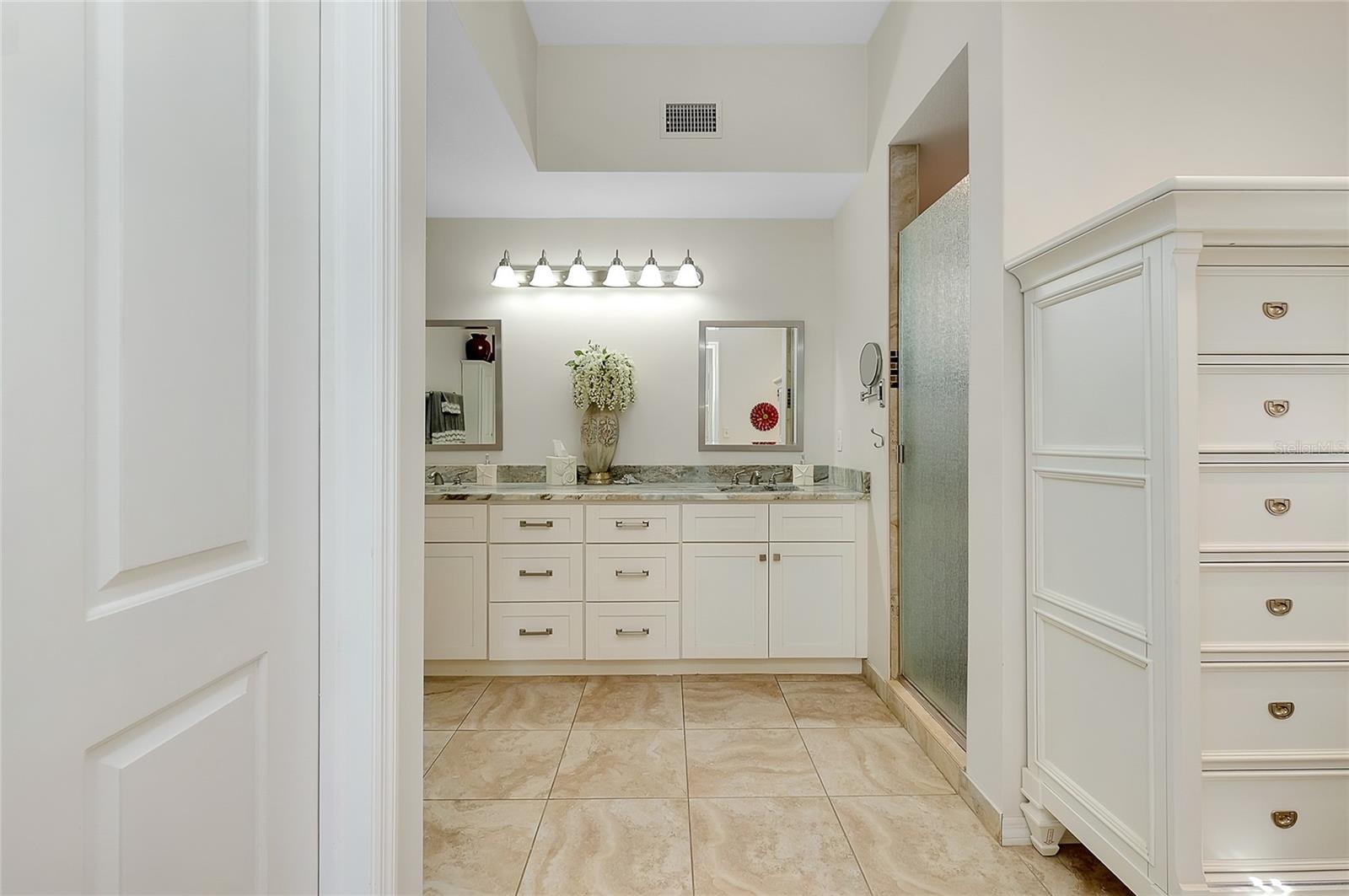 Image 35 of 80 For 5127 Melbourne Street F301