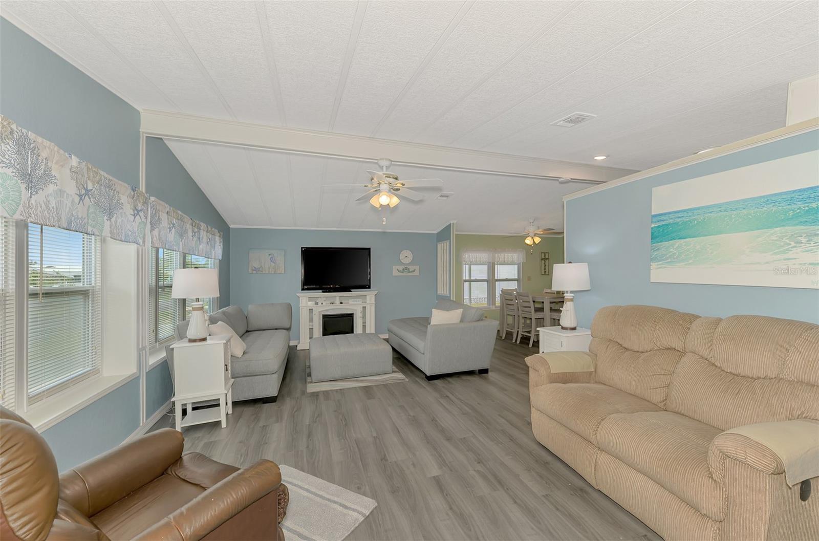 Image 13 of 50 For 612 La Jolla Circle