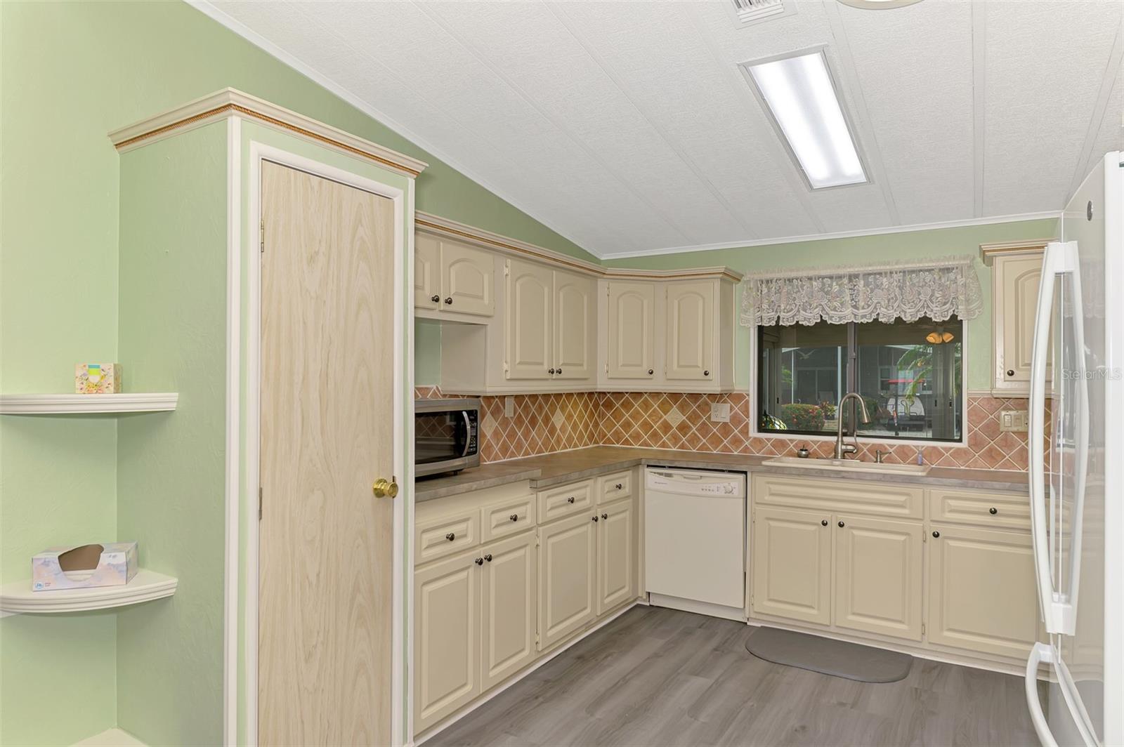 Image 14 of 50 For 612 La Jolla Circle