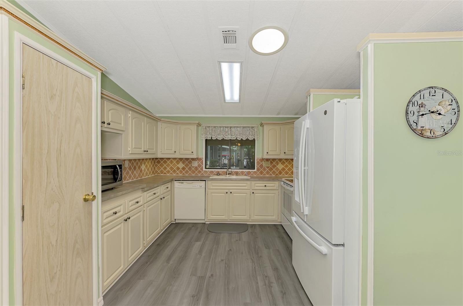 Image 15 of 50 For 612 La Jolla Circle