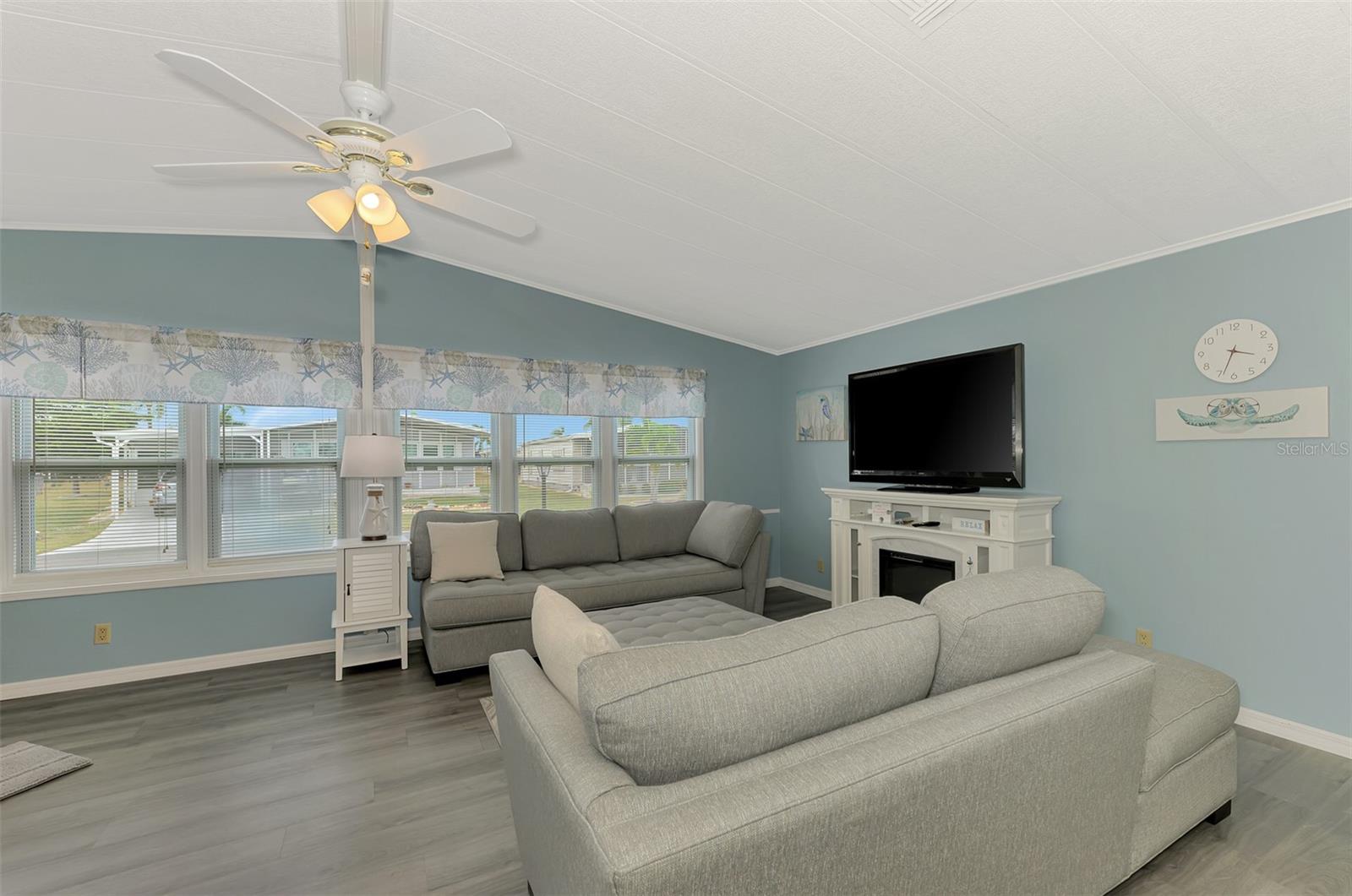 Image 5 of 50 For 612 La Jolla Circle